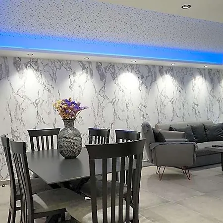 Mackenzie Boutique With Pool Hotel